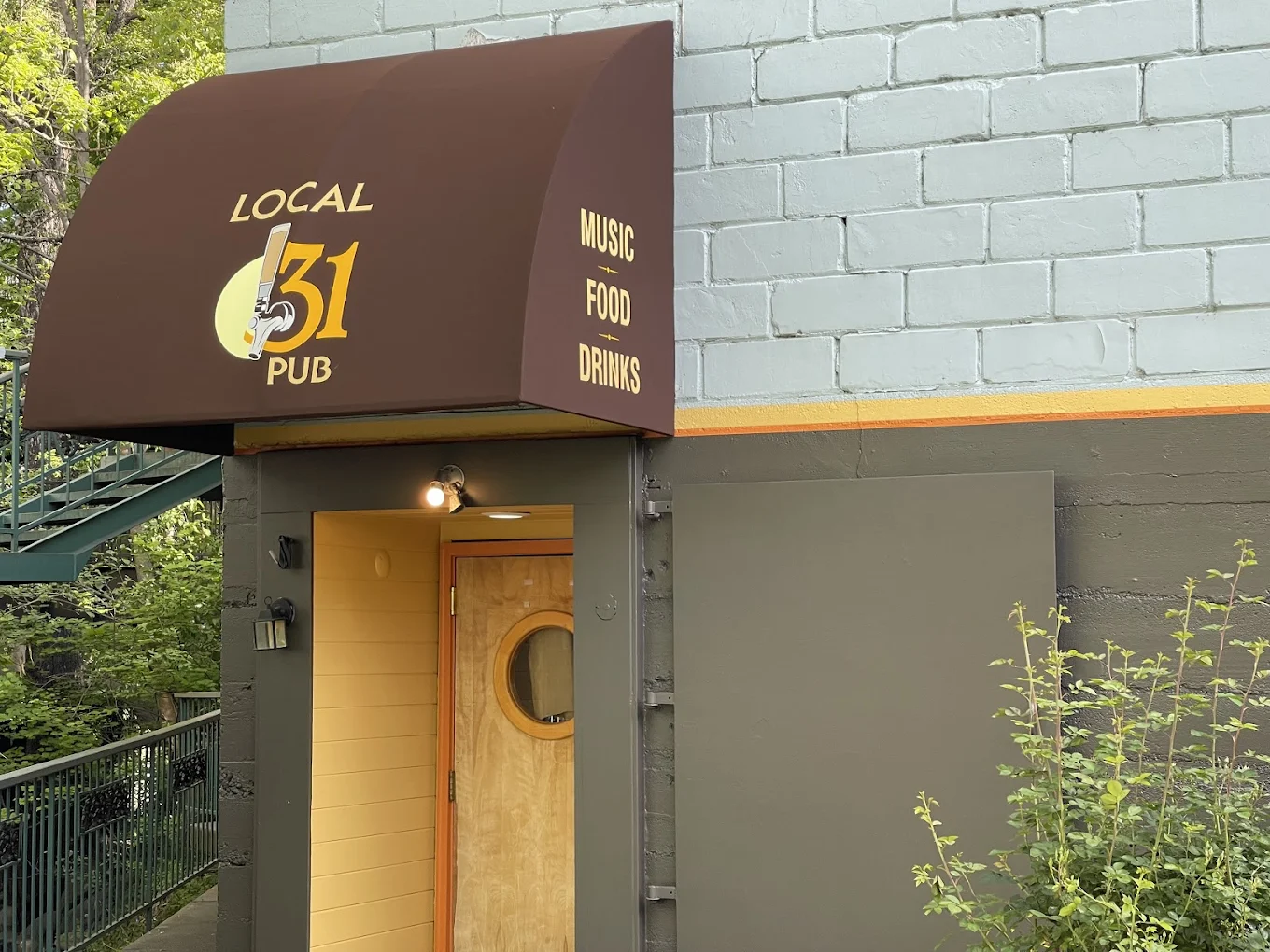 Dangerous Lee's Local 31 Pub